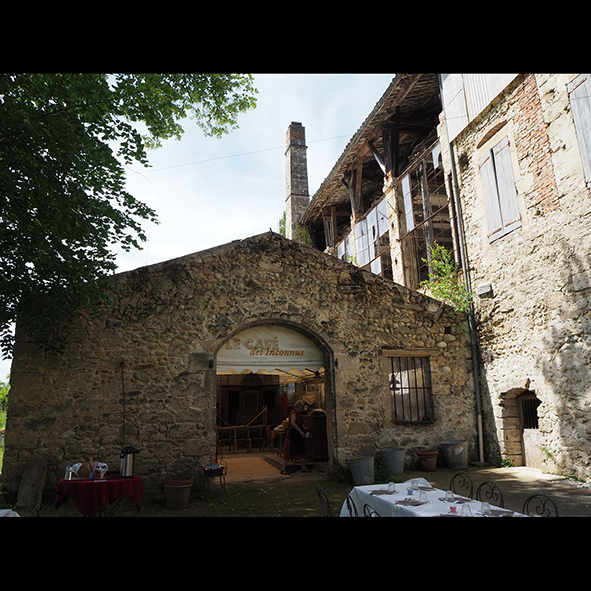 Le café des inconnus